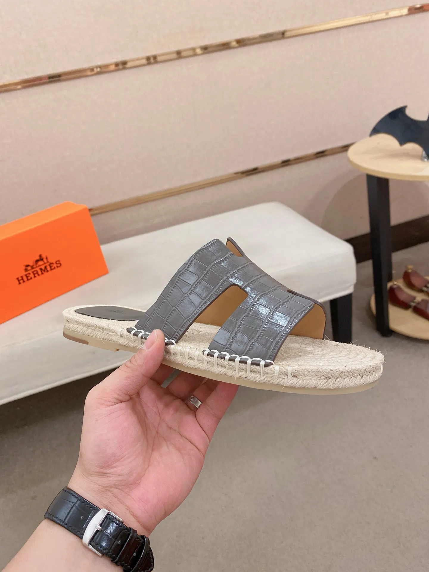 Factory price: 340💰high-end version. "HERMES" Hermès 💁♂️Men's casual slippers, compare the quality at the counter🧚🏿♂️ The upper is made of cowhide leather 🐊crocodile pattern workmanship, purely hand-drawn, raw rubber breathable and non-slip outsole, the inner is breathable and comfortable lambskin, the density is 100% comfortable, the original rubber outsole is wear-resistant and has a code number of 38-44. Can be customized 45-46-47💥🏆